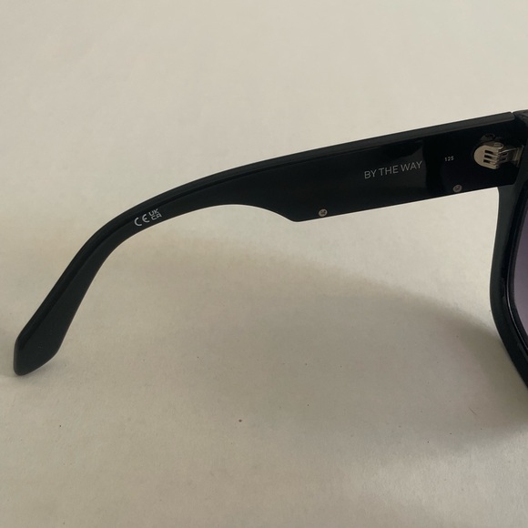 QUAY AUSTRALIA By The Way Black Gold Cat Eye Sunglasses Oversized Gradient Lens